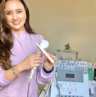 Eleiza utilizando equipamento profissional de alta tecnologia em sua clínica no Campolim