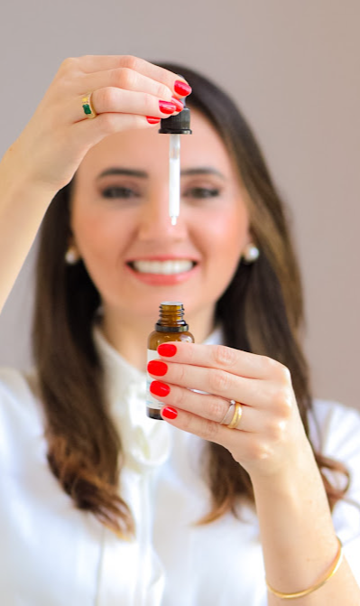 Eleiza, esteticista especialista em Sorocaba, apresentando ativo profissional para tratamento facial